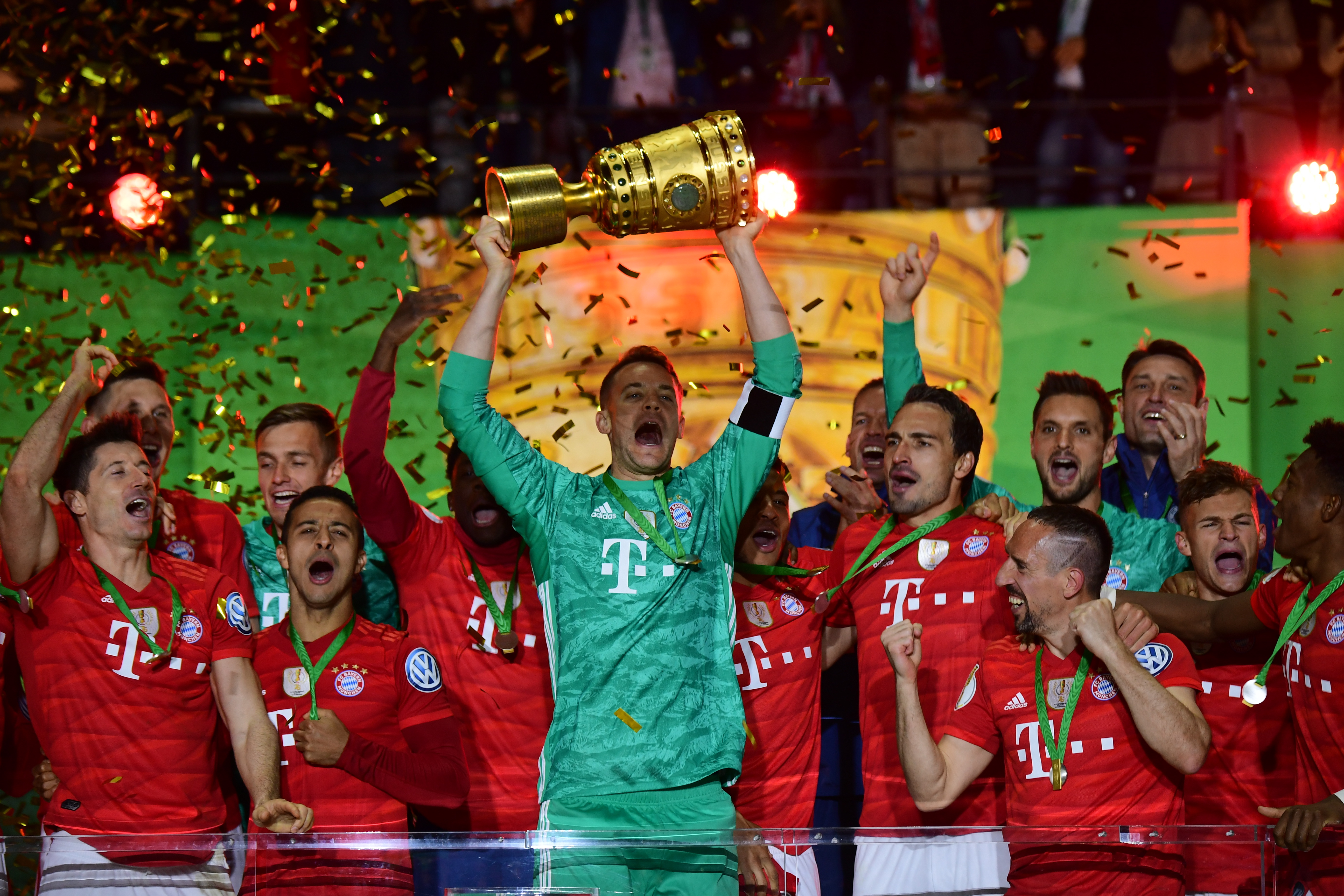 大哥你在干嘛？米兰德比补时阶段，巴斯托尼掏裆奇克（米兰德比补时争议：巴斯托尼疑似对奇克做出不当动作）