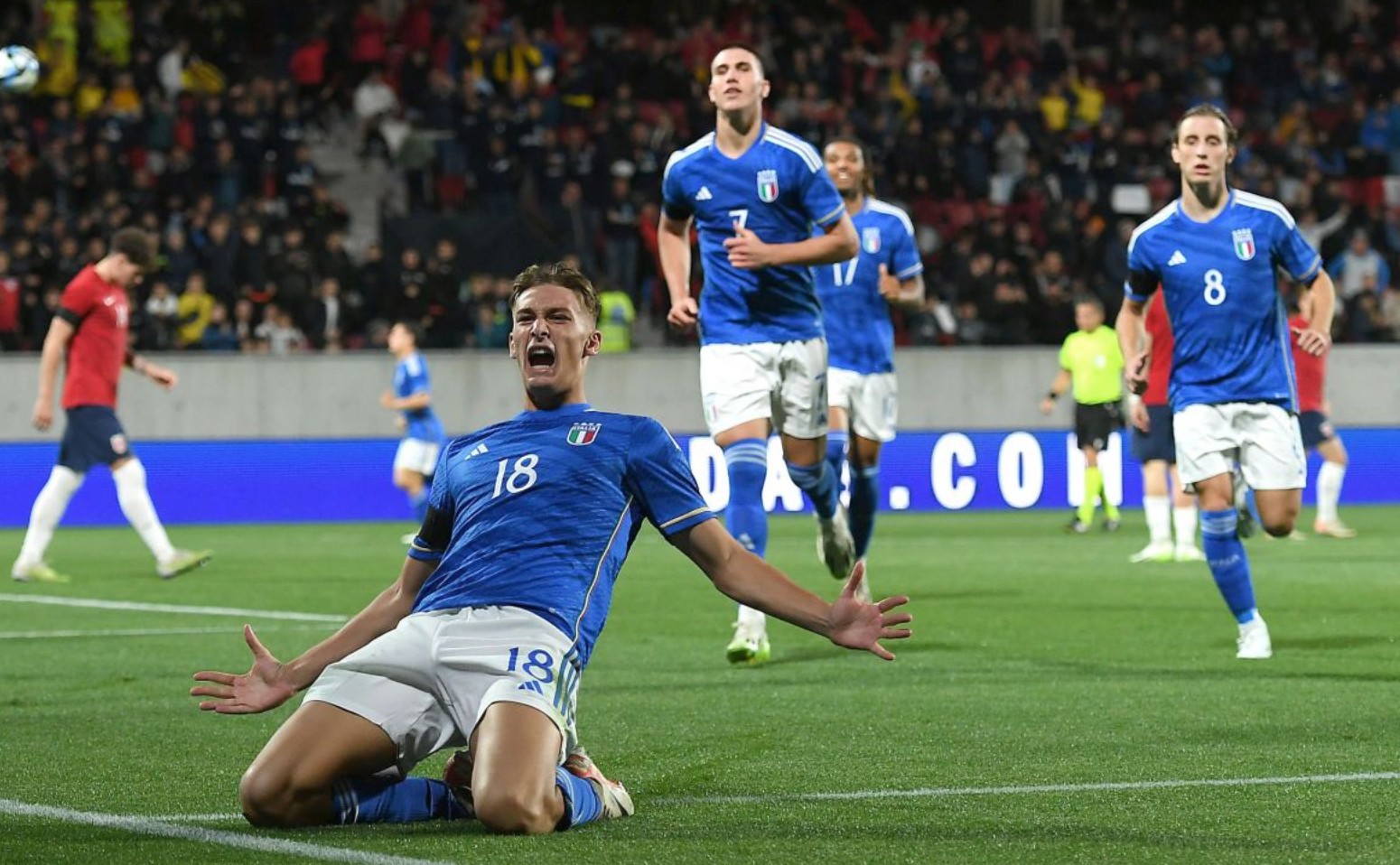 国足U22官方阵型图：继续442平行站位，蒯纪闻朱鹏宇双前锋（U22国足官宣阵型：继续442平行站位，蒯纪闻、朱鹏宇搭档双前锋）