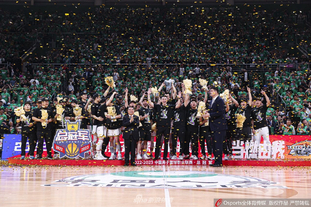 斯图加特vs拜仁首发：凯恩替补！基米希、迪亚斯、杰克逊在列（斯图加特vs拜仁首发公布：凯恩列替补，基米希、迪亚斯、杰克逊首发）