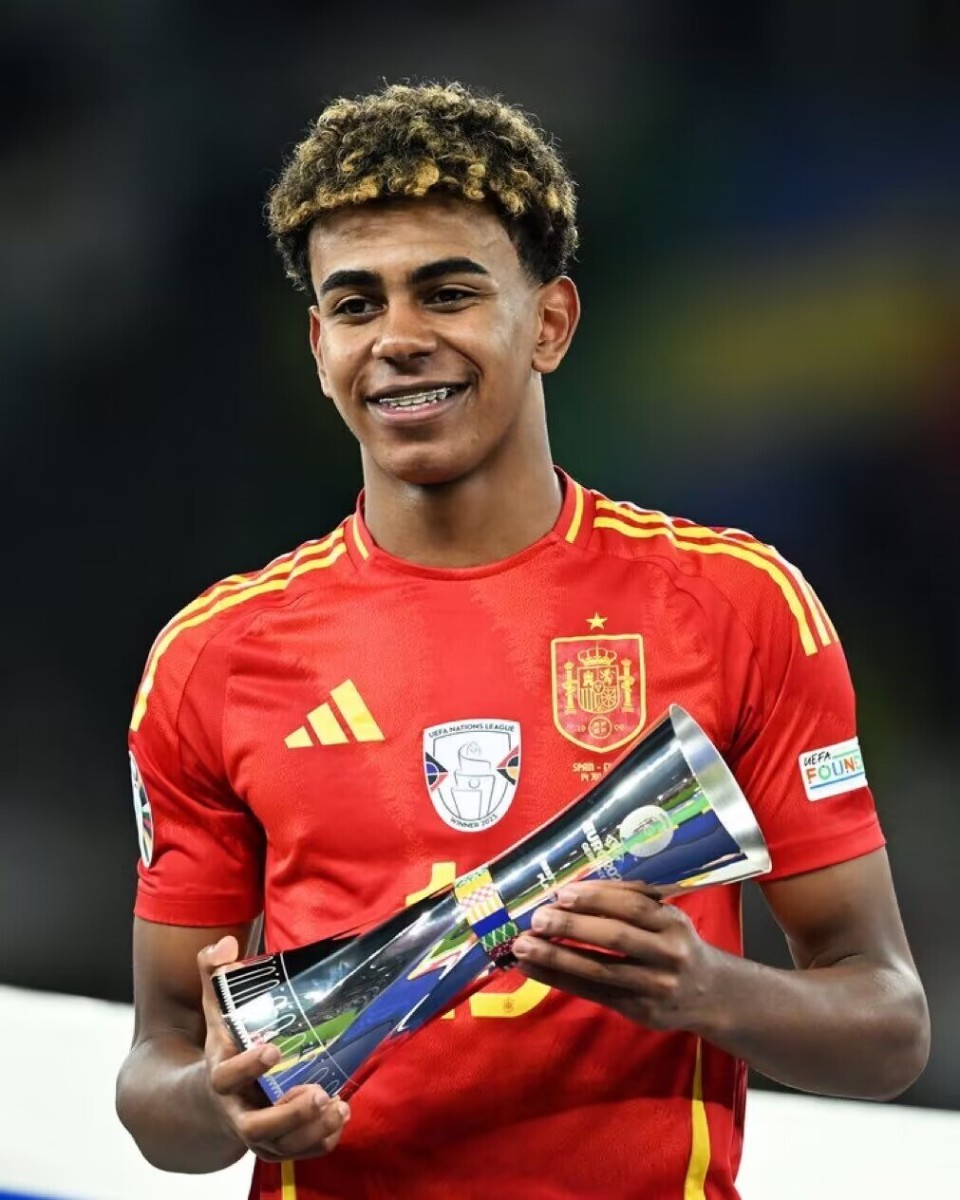 早报：拜仁的四线一十六胜，在我的肩膀上扛着！（早报：拜仁四线豪取16连胜，一肩扛起全队！）