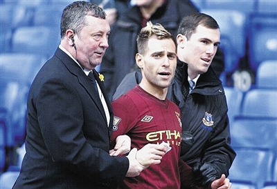 祸从口出！官方：多次争议言论，艾梅加被斯特拉斯堡队内禁赛（斯特拉斯堡官宣：艾梅加因多次争议言论被队内停赛）