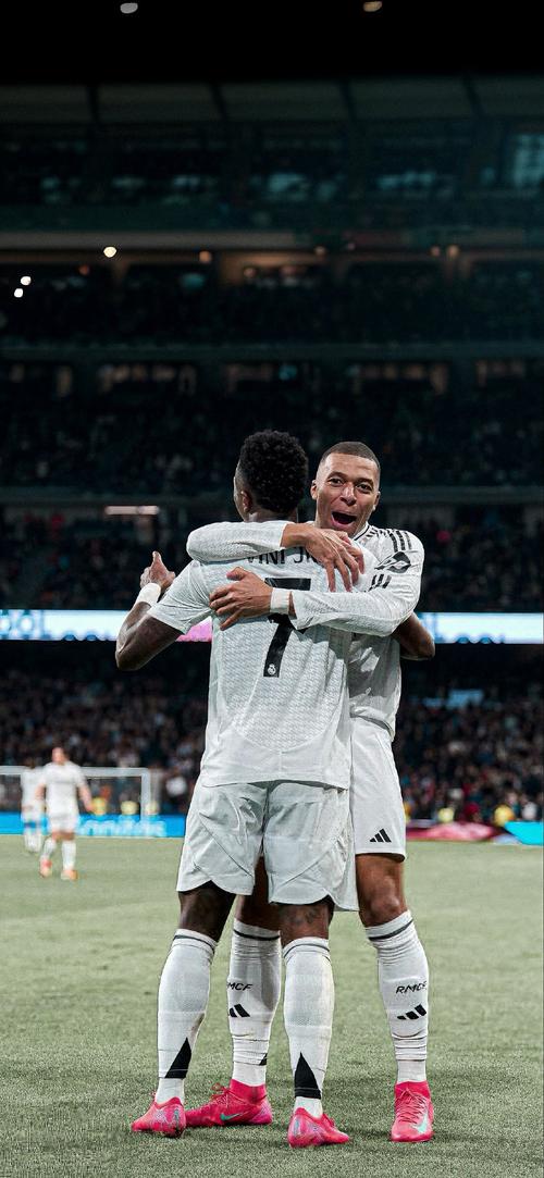 欧冠积分榜：阿森纳继续全胜领跑，拜仁3分之差位列第二（欧冠积分形势：阿森纳保持全胜稳居榜首，拜仁落后3分暂列第二）